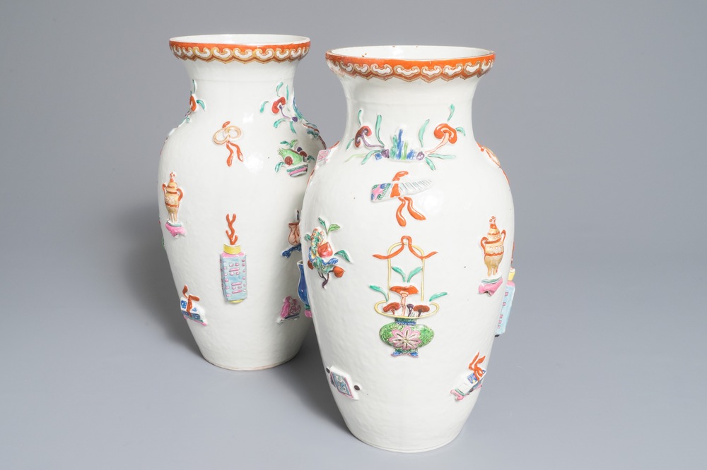 Une paire de vases en porcelaine de Chine famille rose &agrave; d&eacute;cor appliqu&eacute; d'antiquit&eacute;s, R&eacute;publique, 1&egrave;re moiti&eacute; du 20&egrave;me